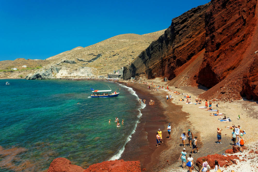 Czerwona plaża obok Akrotiri to jedna z atrakcji wyspy Santorini (Santoryn) w Grecji