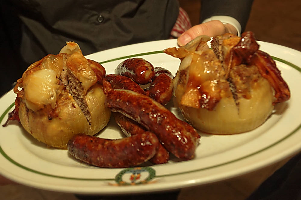 Kiełbaski frankońskie i cebula nadziewana mięsem mielonym