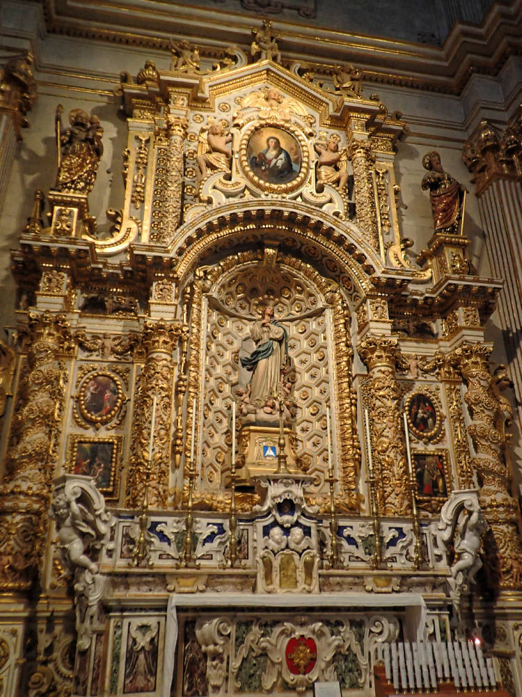 Jeden z barokowych ołtarzy katedry w Lece