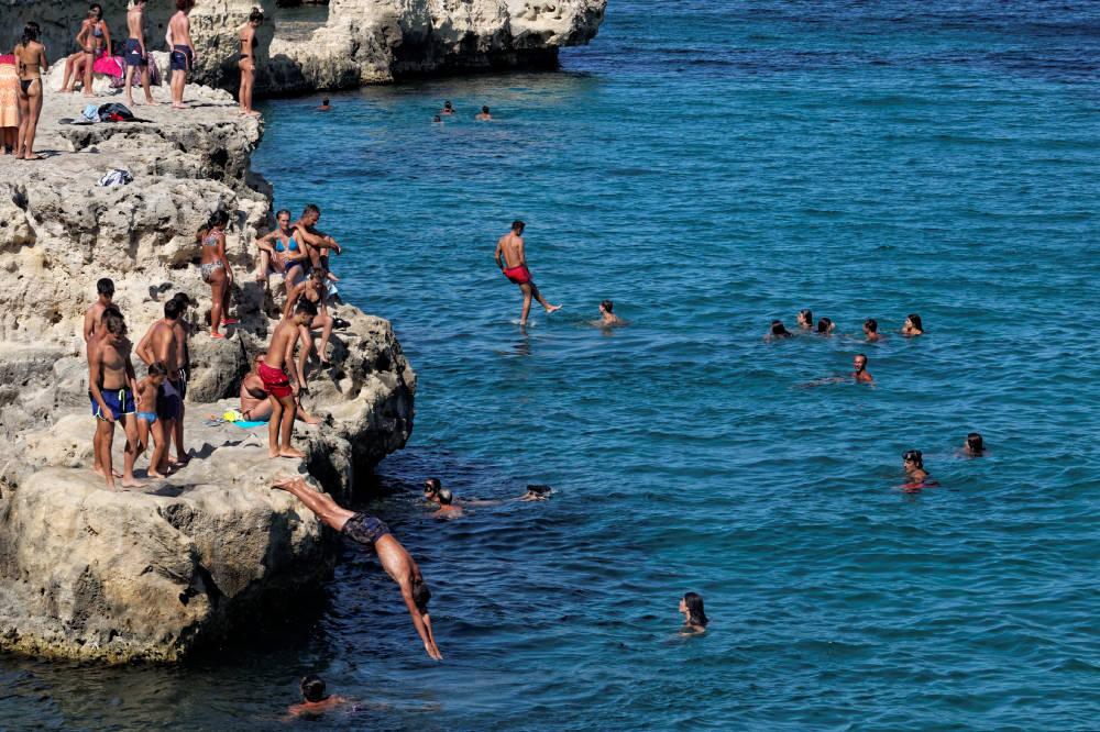 W Otranto dzieci i młodzież skaczą z klifów do Adriatyku