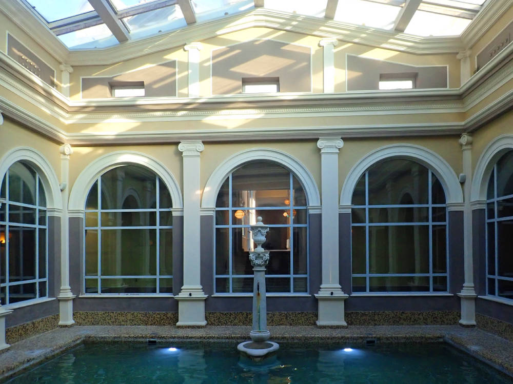 Bagni di Pisa, jeden z basenów termalnych w zabytkowym hotelu