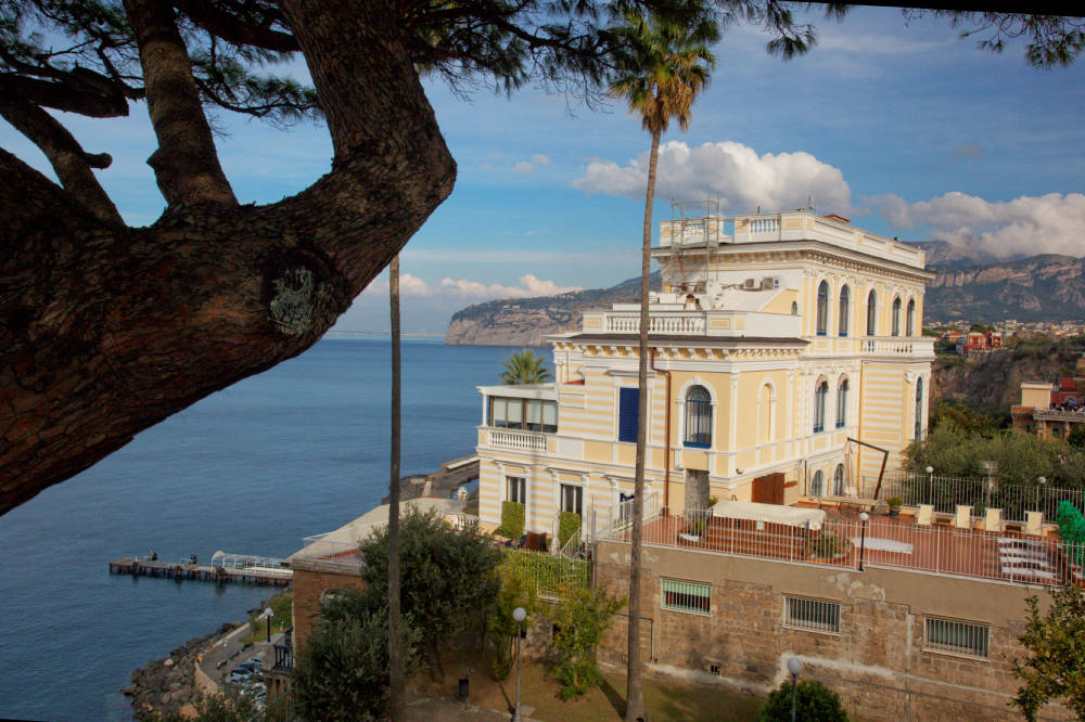 Sorrento, galeria Celenatano widok na Zatoke Neapolitanska