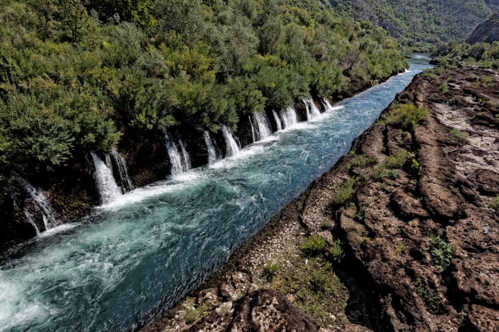 Rzeka Buna (w lesie w lewym górnym rogu) łączy się z Neretwą poprzez taką sieć małych wodospadów