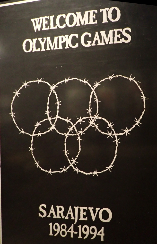 Gorzko ironiczny plakat olimpijsko wojenny z Sarajewa, gdzie koła olimpijskie są  z drutu koczastego
