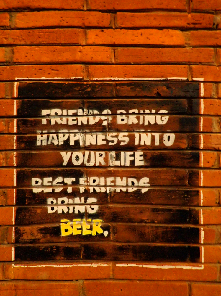 Napis w restauracji: Przyjaciele przynoszą do twego życia radość, najlepsi przyjaciele - piwo
