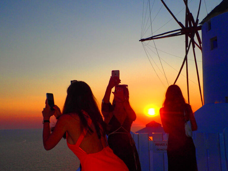 Instagramerki wychodzą o zmierzchu. Santorini