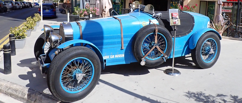 Samochód przed muzeum motoryzacji w St Paul's Bay na Malcie