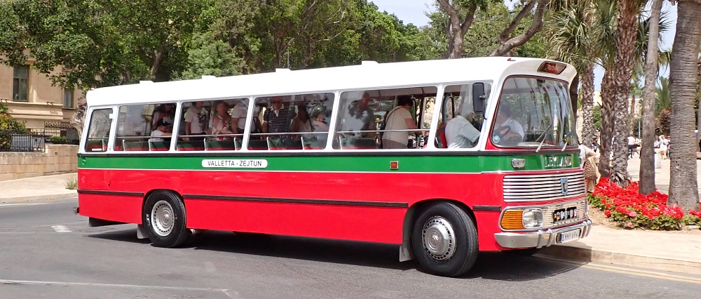 Stary autobus jako atrakcja turystyczna na ulicach Malty