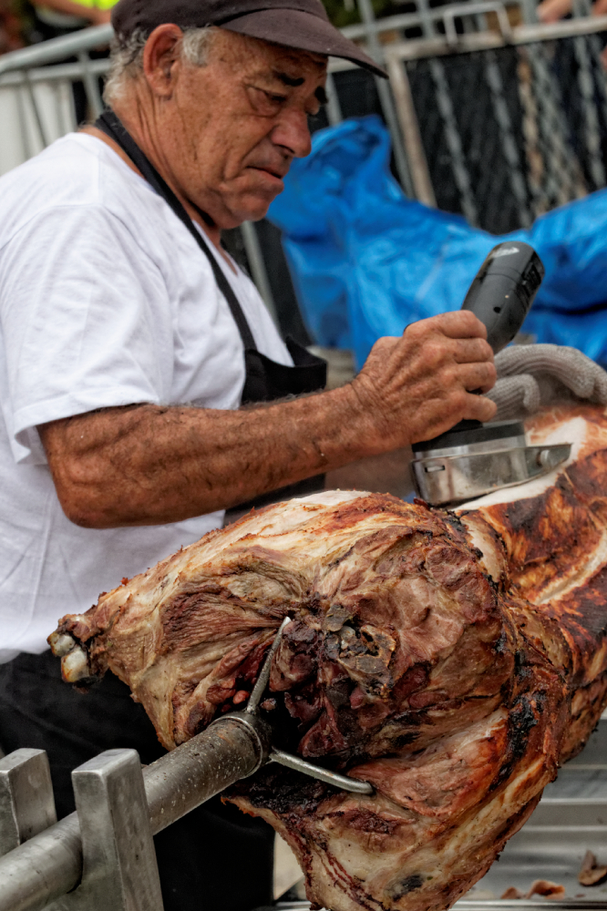Armando przygotowuje pieczonego prosiaka na Festas do Pescador, Albufeira, Algvarve, Portugalia