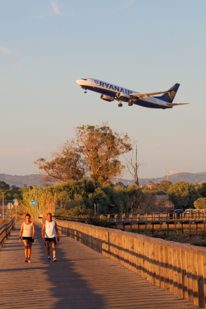 Samolot Ryanair startuje z lotniska w Faro, Portugalia
