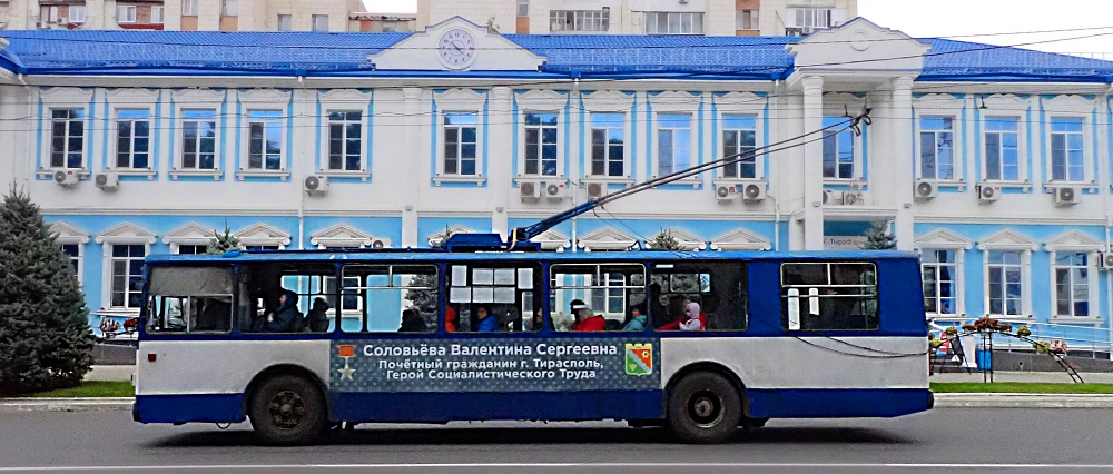Socjalizm trzyma się mocno, trolejbus w na ulicach Tyraspola, tzw Naddniestrze. Moldawia
