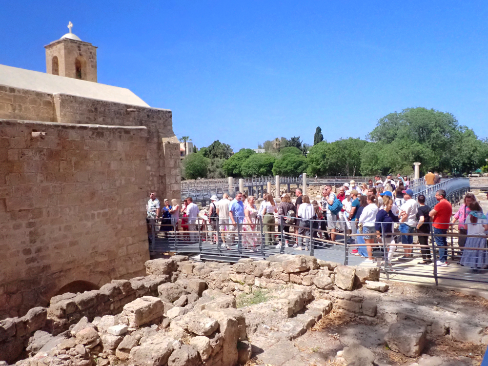 Pafos, Rodacy czekający na mszę w języku polskim.  Visit Cyprus fot. Mieczysław Pawłowicz
