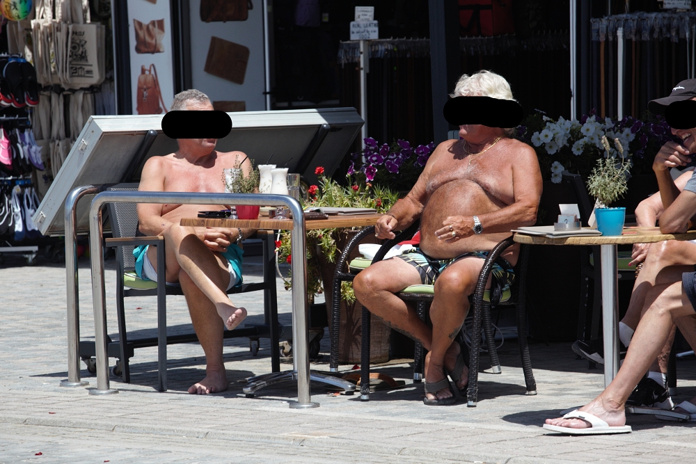 Brytyjscy turyści na promenadzie w Pafos.  Visit Cyprus fot. Mieczysław Pawłowicz
