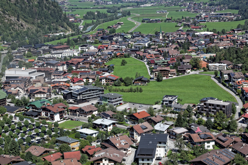 Widok na Mayrhoten z kolejki Ahorn, Zillertal, Austria