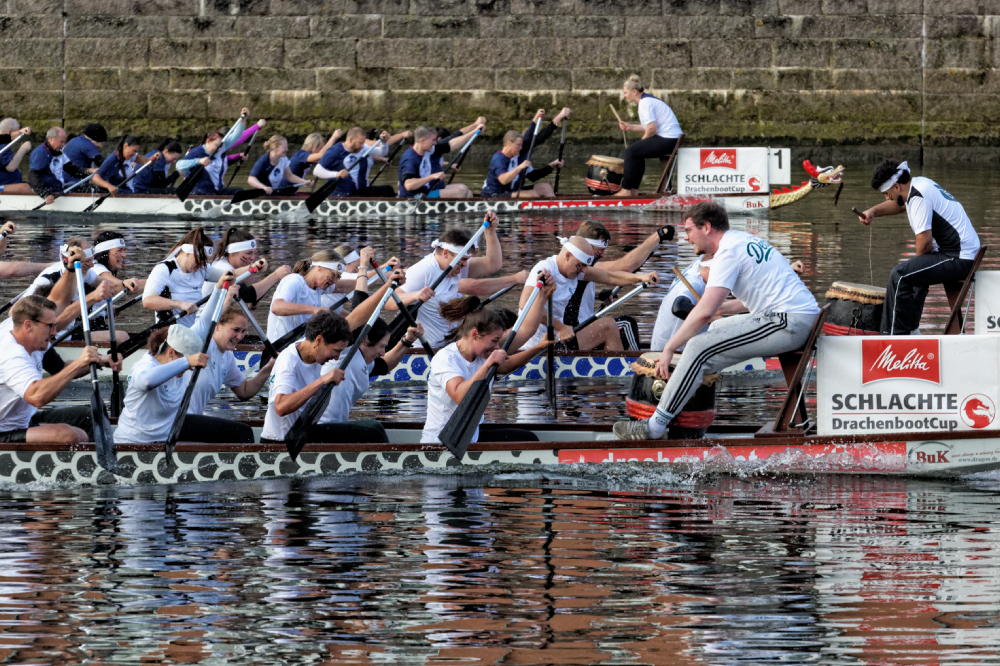 Wyścigi smoczych łodzi z okazji Maritime Week w Bremie, Niemcy cel podróży. Dragon Boat Races Bremen