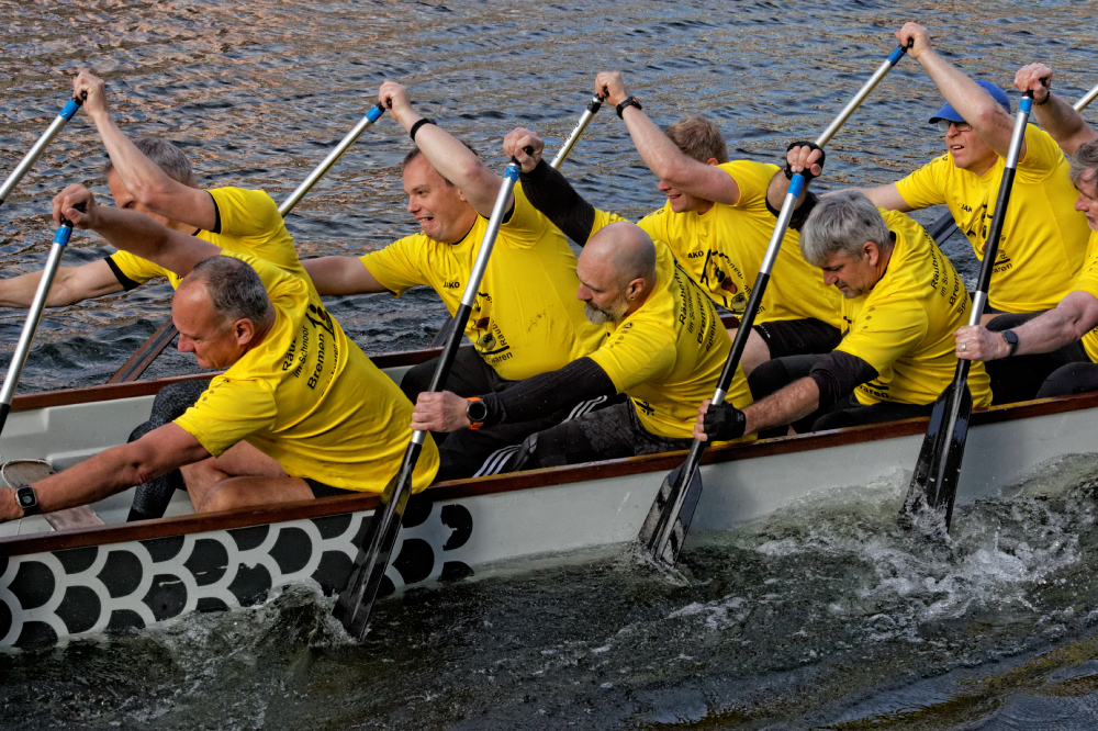 Wyścigi smoczych łodzi z okazji Maritime Week w Bremie, Niemcy cel podróży. Dragon Boat Races Bremen