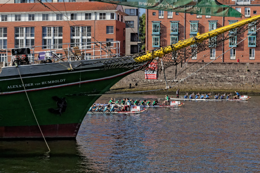 Wyścigi smoczych łodzi z okazji Maritime Week w Bremie, Niemcy cel podróży. Dragon Boat Races Bremen