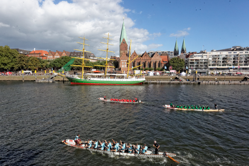 Wyścigi smoczych łodzi z okazji Maritime Week w Bremie, Niemcy cel podróży. Dragon Boat Races Bremen